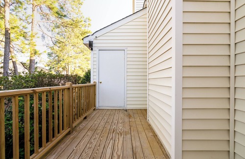 Huntcliff Condo | Spacious 2 BR Condo/Pool Access