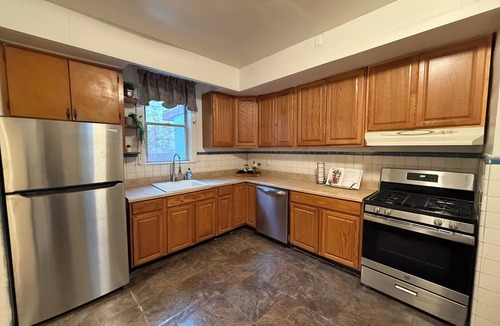 Jersey City House | Spacious 3 bed 2 bath with free parking and easy NYC transportation
