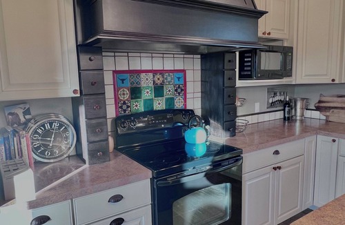 Wray House | Spacious 3 bed, 3 bath Eastern Colorado Farmhouse Retreat
