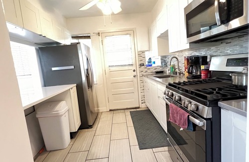 West Ridge House | Spacious 3 Bedroom 1 Bathroom Rogers Park Town House Budget-Friendly