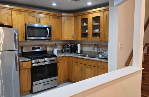 Canarsie Apartment | Spacious 3-bedroom apartment in lovely Brooklyn with AC
