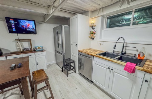 Belmont Cragin Apartment | Spacious 3-bedroom Comfort Urban Chicago loft house