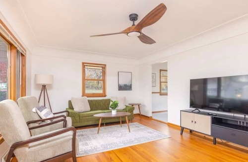 Urbandale House | Spacious 3 Bedroom Home with Foosball
