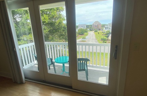 The Black Cat House | Spacious 3-bedroom house in Beaufort with Great Porch