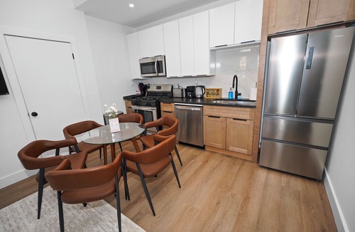 Chicago Hotel | Spacious 3BR 10 Min to Wicker Park & Downtown Chicago