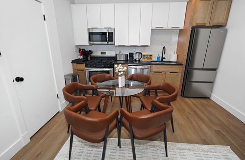 Chicago Hotel | Spacious 3BR 10 Min to Wicker Park & Downtown Chicago