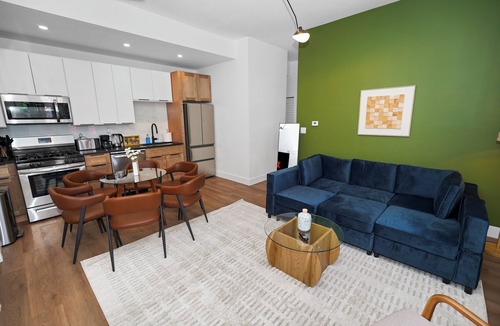 Chicago Hotel | Spacious 3BR 10 Min to Wicker Park & Downtown Chicago