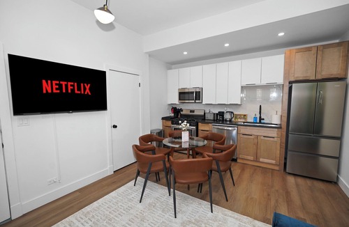 Chicago Hotel | Spacious 3BR 10 Min to Wicker Park & Downtown Chicago