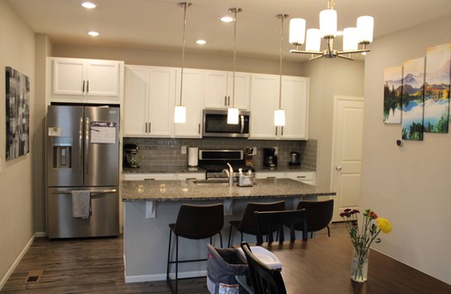 Aurora House | Spacious 3BR Aurora Townhome AC + Gym