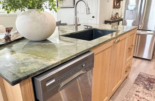 Williston House | Spacious 3BR Home - Fast Wifi - Parking - BBQ - Patio - Garden