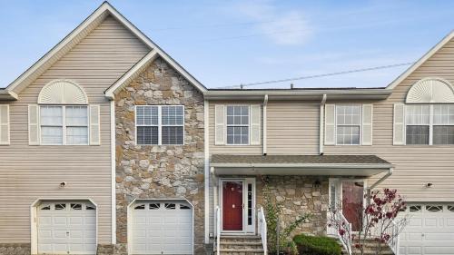 Somerset Villa | Spacious 3BR Near Rutgers plus Princeton plus NYC Access