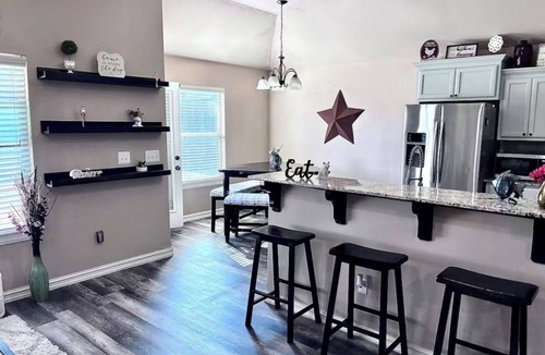 Glenpool House | Spacious 3BR Retreat-Sleeps 8- Pet Friendly, Backyard Oasis, Near Tulsa
