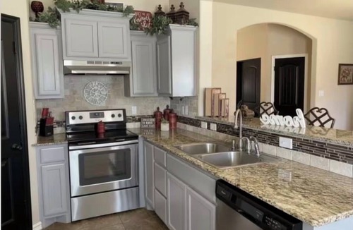 Glenpool House | Spacious 3BR Retreat-Sleeps 8- Pet Friendly, Backyard Oasis, Near Tulsa