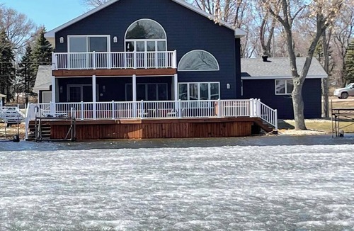 Watertown House | Spacious 4-bedroom 2900 square foot house on Lake Kampeska in marina bay.