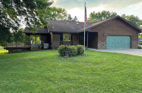 Somerset House | Spacious 4-bedroom Apple River house in beautiful Somerset with AC fitness room