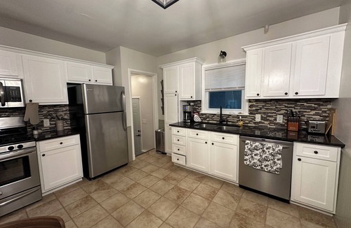 Urbandale House | Spacious 4-bedroom house in Urbandale with AC