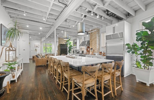 Evanston House | Spacious 4-bedroom Home - Walk to Lake Michigan, Beaches, NU Campus, and more!