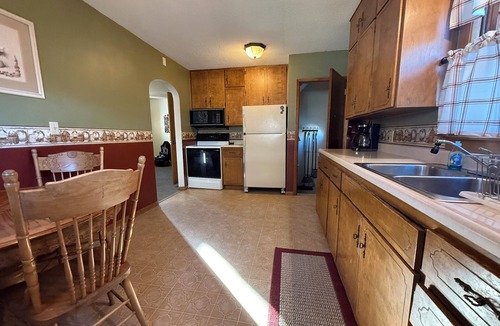 Fairmont House | Spacious 4-bedroom house in Fairmont