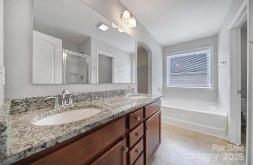 Charlotte House | Spacious 4 bedroom House in University area close to PNC pavilion