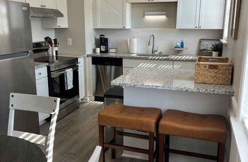 Martinez House | Spacious 4Bed/2Bath:Newly Refurbished: 2 Floors w/2 Living Rooms: 15 Min to GOLF