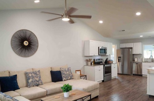 Murraysville House | Spacious 4BR Home w/ Indoor Fireplace + Coffee Bar