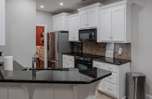 Madison House | Spacious 4BR Retreat - 2 Masters + Theater/Lounge - Sleeps 10-12