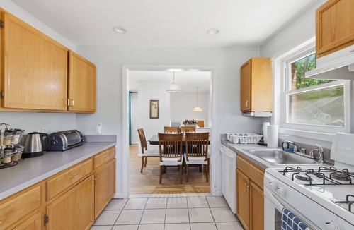 Wheaton-Glenmont House | Spacious 5-bedroom house in Silver Spring with AC Near DC & Metro
