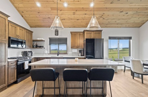 Spearfish House | Spacious 5-bedroom house in awesome Spearfish with BEAUTIFUL view and gym