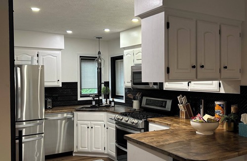 Bellevue House | Spacious 5-bedroom house with WiFi, AC in charming Bellevue