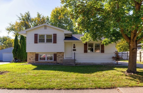 Ankeny House | Spacious 5-bedroom house with WiFi and AC in Ankeny Iowa.