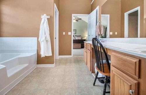 Dallas House | Spacious 5-bedroom house in adorable Dallas with AC, WiFi