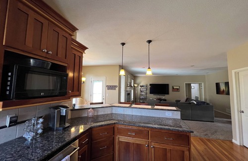Olathe House | Spacious 5-bedroom house in Olathe. Finished basement and outdoor deck/space.