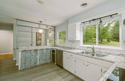 Kingston House | Spacious 5-bedroom Lake House in Kingston TN