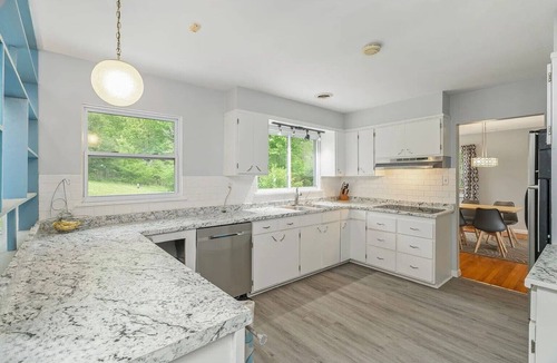 Kingston House | Spacious 5-bedroom Lake House in Kingston TN