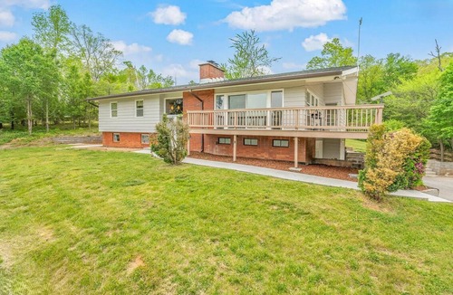 Kingston House | Spacious 5-bedroom Lake House in Kingston TN