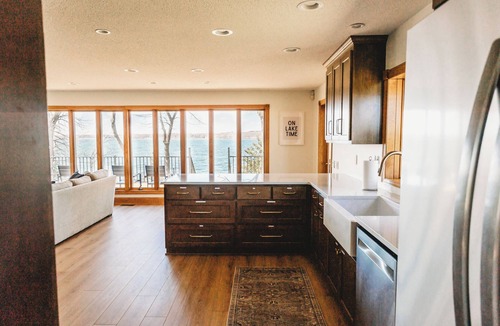 New London House | Spacious 5-bedroom on Lake Andrew w/Private Dock/Game Room/Gym &<2 hours to MSP