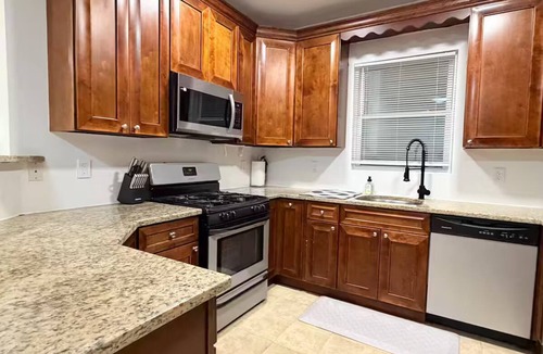 Jersey City House | Spacious 5-bedroom townhome, 10 mins from PATH train, 20 mins to NYC!