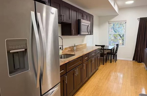 Jersey City House | Spacious 5-bedroom townhome, 10 mins from PATH train, 20 mins to NYC!