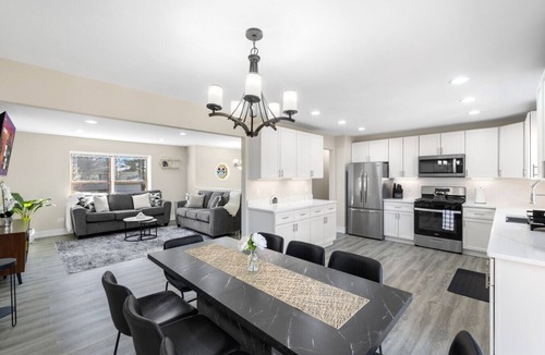 Woodstock House | Spacious 5BR Retreat 8 Beds Pet-Friendly