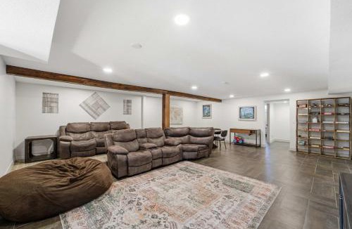 Saylorville House | Spacious 5BR Retreat w Game Room Huge Drive & Private Setting