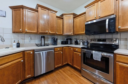 Johnston House | Spacious 5BR Retreat w/Beautiful Views,3 King 2 Full 1 Queen bed, AC in Johnston