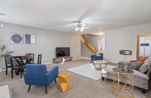 Bentonville House | Spacious 6 bed Bentonville House, Sleeps 12, Smart TVs, Wi-Fi