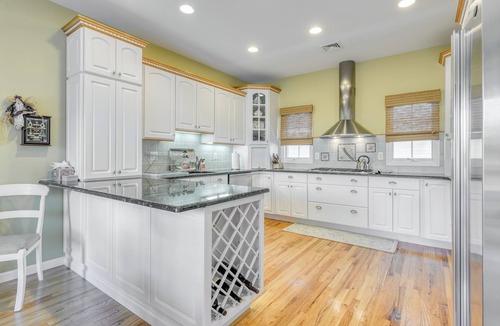 Normandy Beach House | Spacious 6-bedroom house in Normandy Beach - perfect for the whole fam!