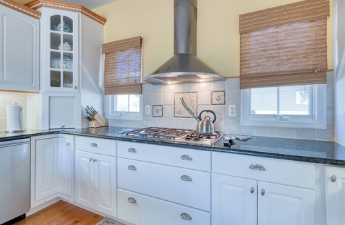 Normandy Beach House | Spacious 6-bedroom house in Normandy Beach - perfect for the whole fam!