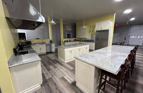 Fackler Cabin | Spacious 6-bedroom lodge in beautiful Hollwood with WiFi, AC