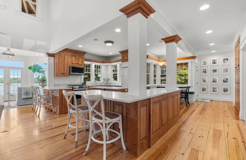 Edgewater House | Spacious 6-Bedroom Waterfront Retreat