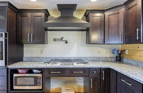 McHenry Ski Chalet | Spacious 6BR Chalet - HOT TUB - McHenry