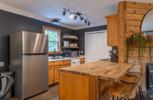 Sugar Mountain Cabin | Spacious 6BR | Hot Tub, Fire Place & Pitt | Pet Friendly | Ski Sugar next door