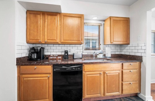Ventnor City House | Spacious 6BR - Sleeps 18| Beach Gear | Deck | BBQ