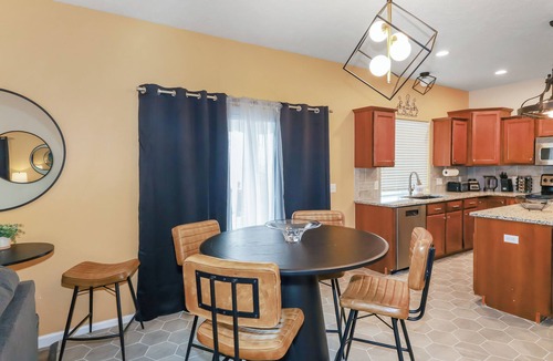McArdle House | Spacious 6BR West Omaha, Garage, Deck, Workspace, W/D, Pet-Friendly